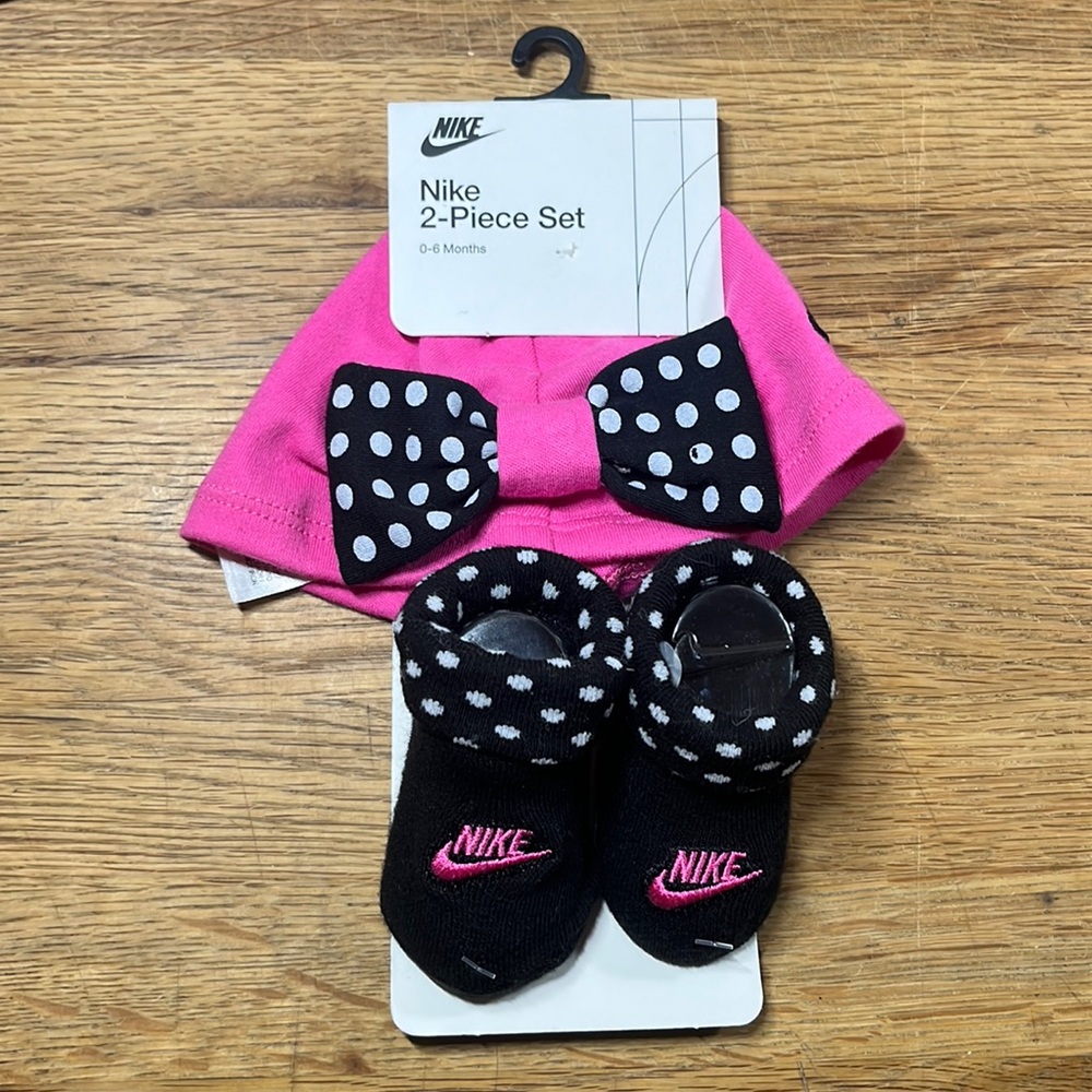 CUTE brand new NIKE 2-piece set